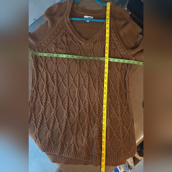 Cable knit rust v neck sweater - Picture 8 of 8